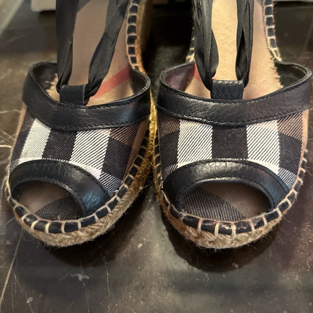 EUC VINTAGE Burberry size 39 nova check woven sandals that strap up the leg - Picture 3 of 8